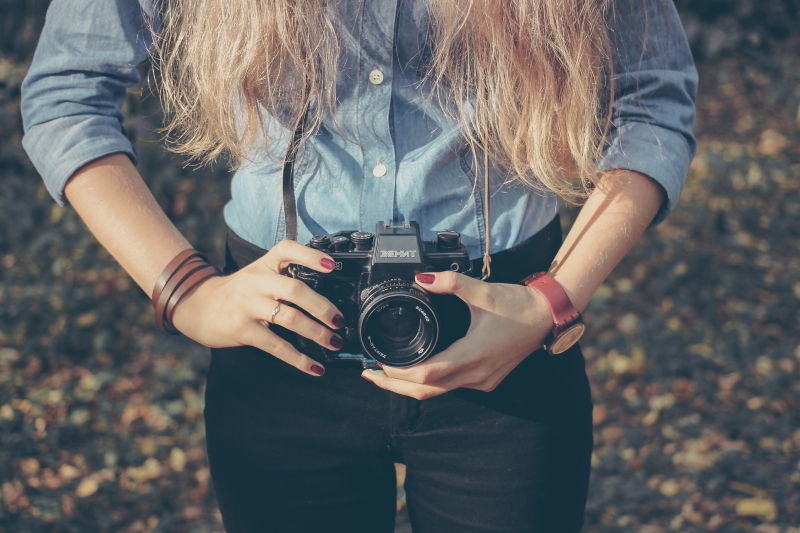 photographe-ST MARTIN VESUBIE-min_hand-person-girl-woman-camera-photography-614-pxhere.com